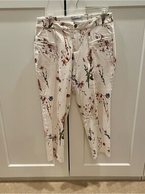 Peck & Peck Cream Floral Ankle Cropped Pants in Rayon Blend Fabric